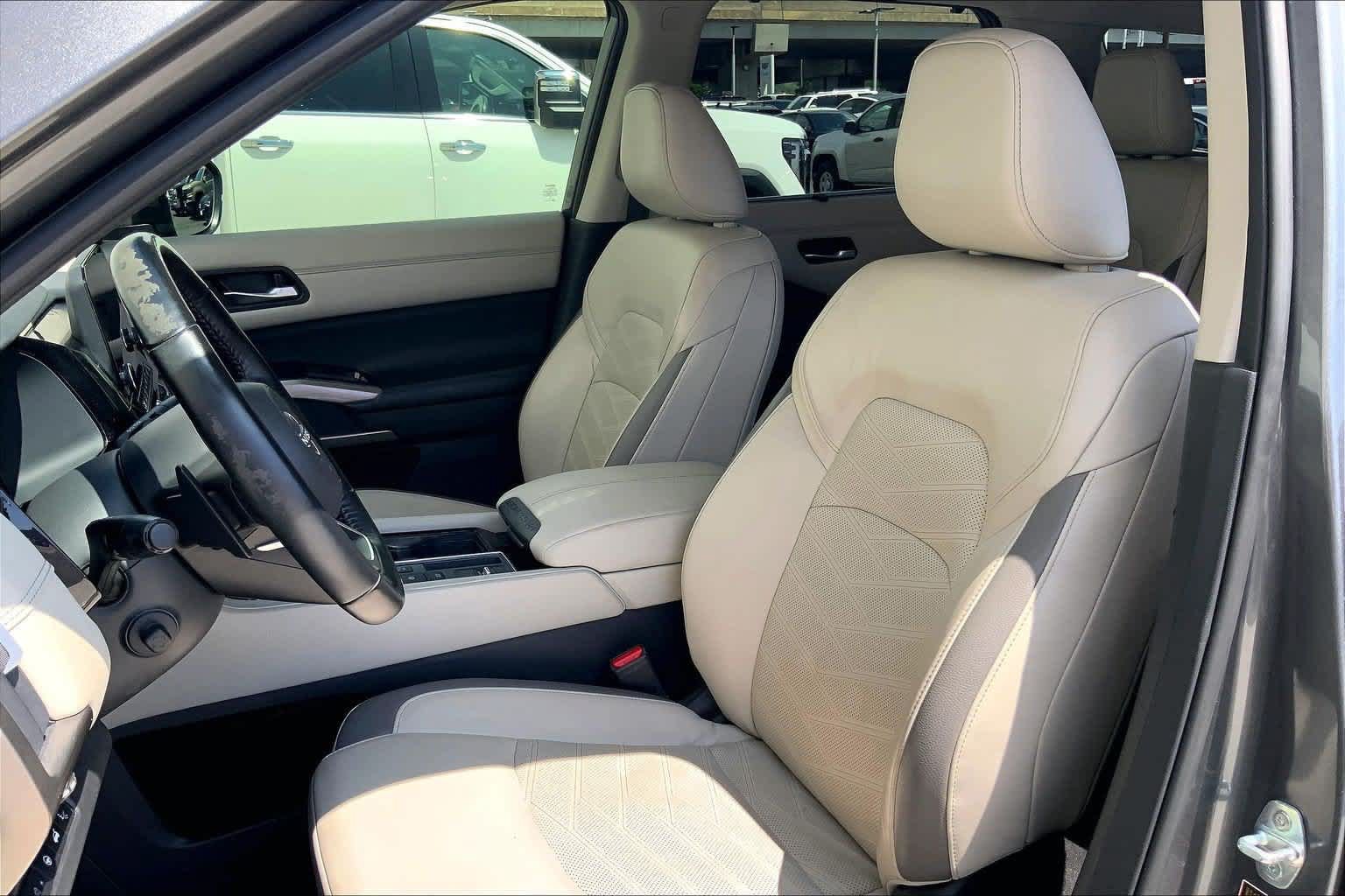 Used 2022 Nissan Pathfinder Platinum w/ Cargo Package FWD image 11