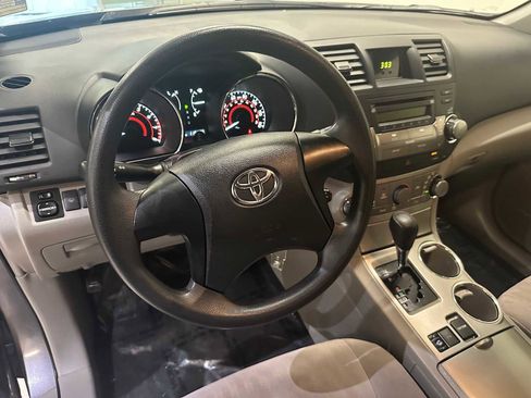 Used 2012 Toyota Highlander FWD image 2