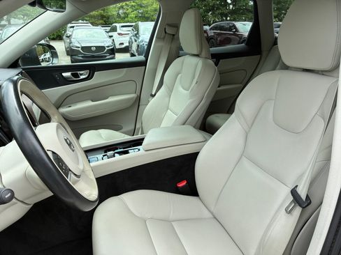 Used 2022 Volvo XC60 B5 Momentum w/ Protection Package Premier FWD image 30