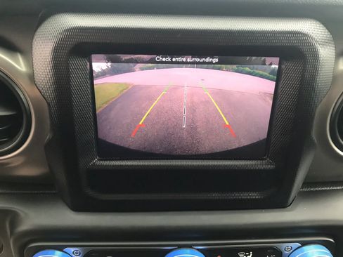 Used 2018 Jeep Wrangler Unlimited Sport S AWD/4WD image 20