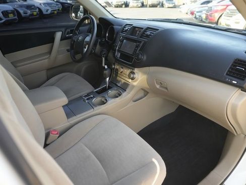 Used 2013 Toyota Highlander Plus image 17