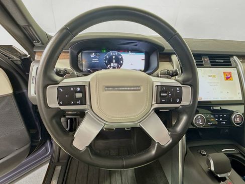 Used 2024 Land Rover Discovery Dynamic SE AWD/4WD image 12