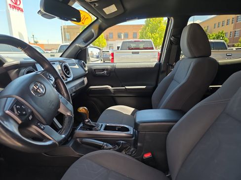 Used 2019 Toyota Tacoma TRD Off-Road w/ Technology Package AWD/4WD image 2