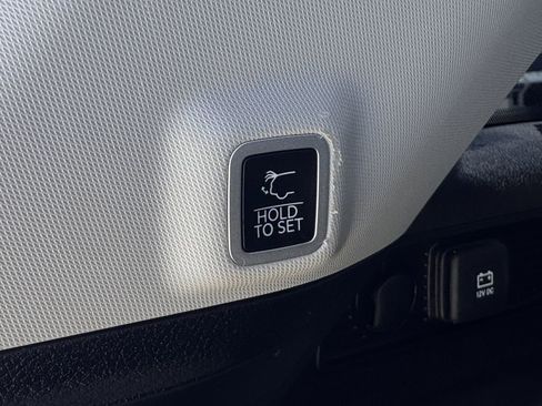 Used 2023 Jeep Grand Cherokee Limited w/ Black Appearance Package image 31