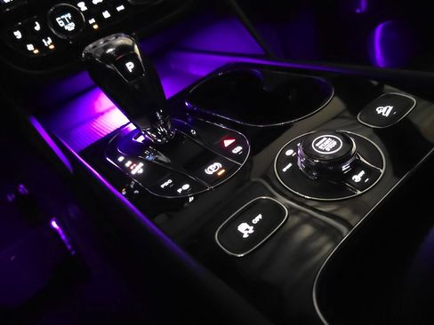 Used 2020 Bentley Bentayga Plug-In Hybrid image 71