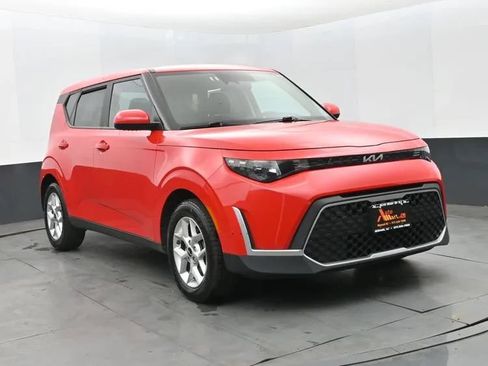 Used 2023 Kia Soul LX w/ Option Group 015 FWD image 2