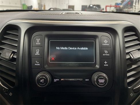 Used 2016 Jeep Cherokee Sport image 28