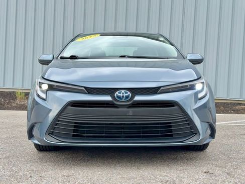 Used 2023 Toyota Corolla LE FWD image 3