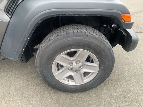 Used 2023 Jeep Gladiator Sport image 9