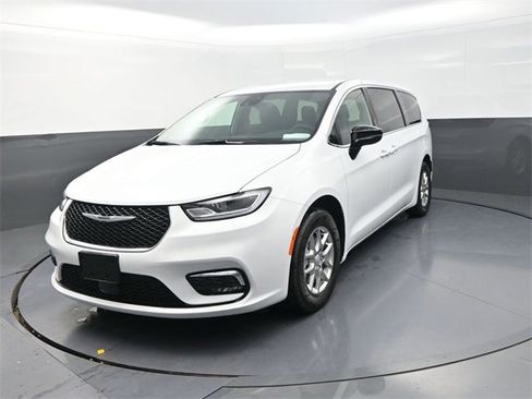 New 2026 Chrysler Pacifica Select image 3