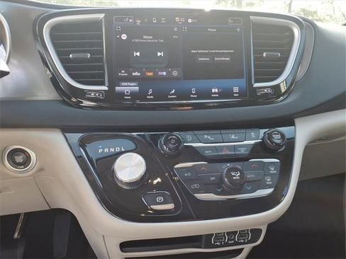 Used 2024 Chrysler Pacifica Touring-L image 13