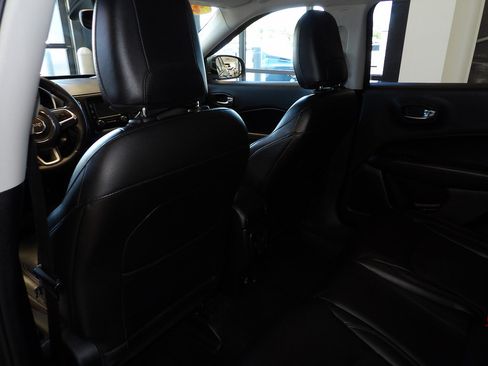 Used 2018 Jeep Compass Latitude w/ Cold Weather Group AWD/4WD image 21