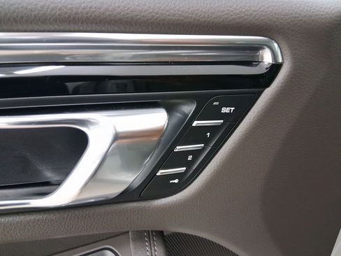 Used 2026 Porsche Macan image 12