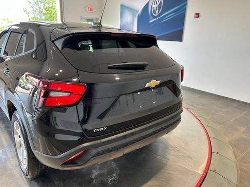 Used 2024 Chevrolet Trax LS w/ LS Convenience Package FWD image 5