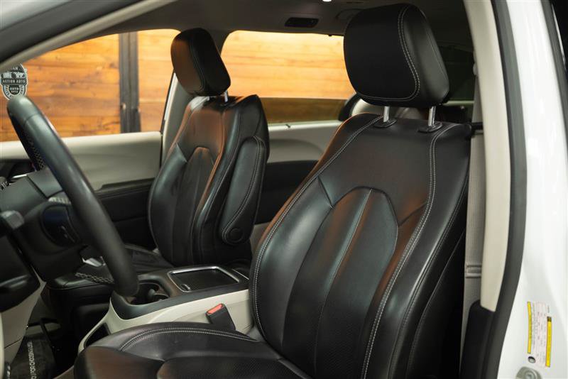 Used 2023 Chrysler Pacifica Touring-L FWD image 11