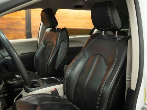 Used 2023 Chrysler Pacifica Touring-L FWD image 11