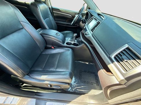 Used 2017 Toyota Highlander Limited image 15