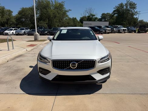 Certified 2025 Volvo V60 B5 Cross Country Plus AWD/4WD image 8
