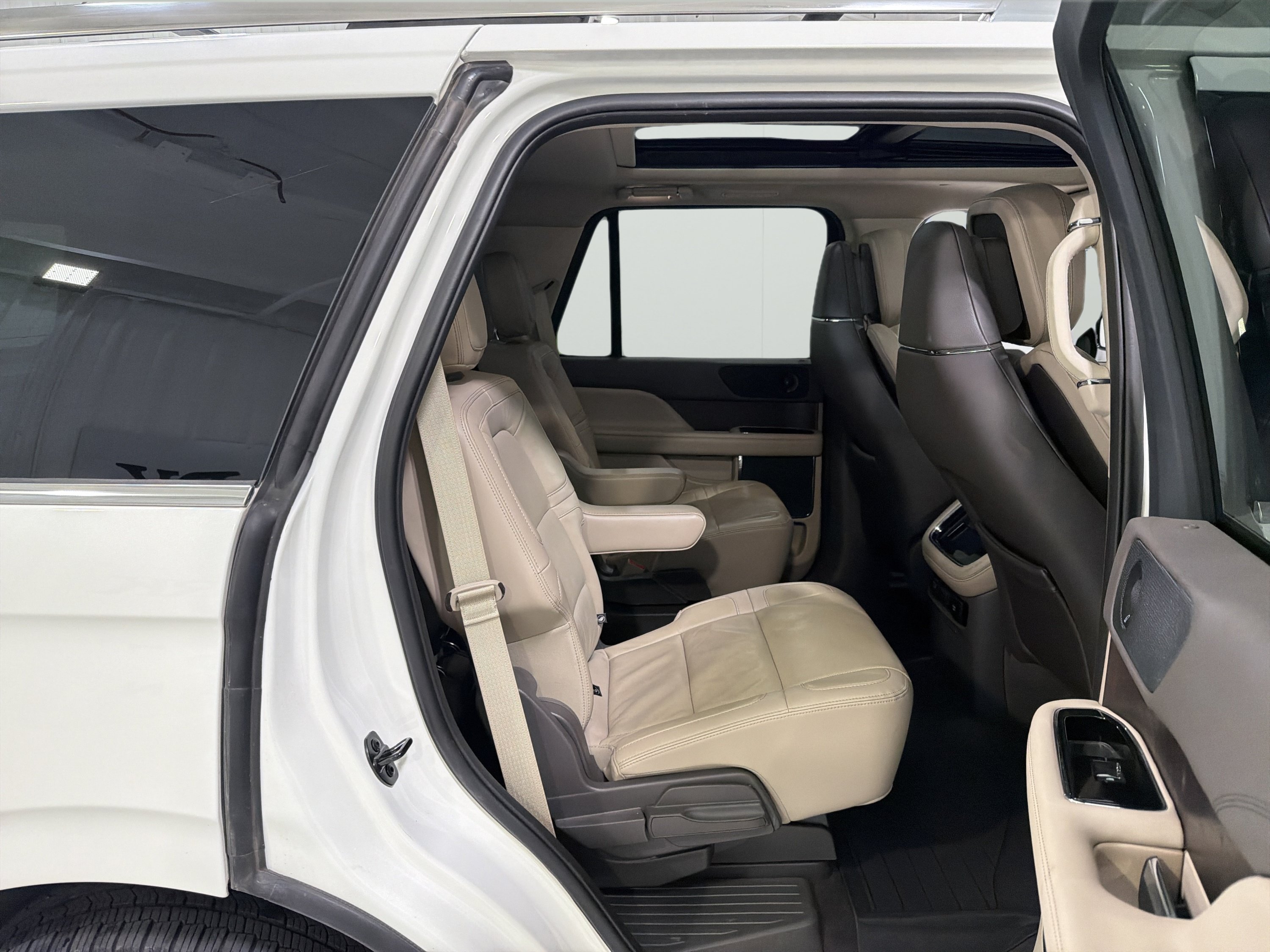 Used 2023 Lincoln Navigator Reserve AWD/4WD image 14