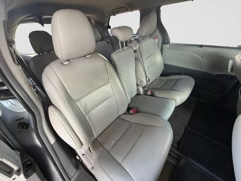Used 2015 Toyota Sienna XLE Premium w/ Four Season Floor Mat Package FWD image 19