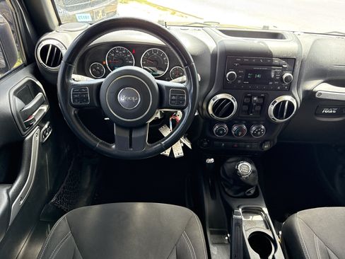 Used 2016 Jeep Wrangler Unlimited Sahara w/ Connectivity Group AWD/4WD image 11
