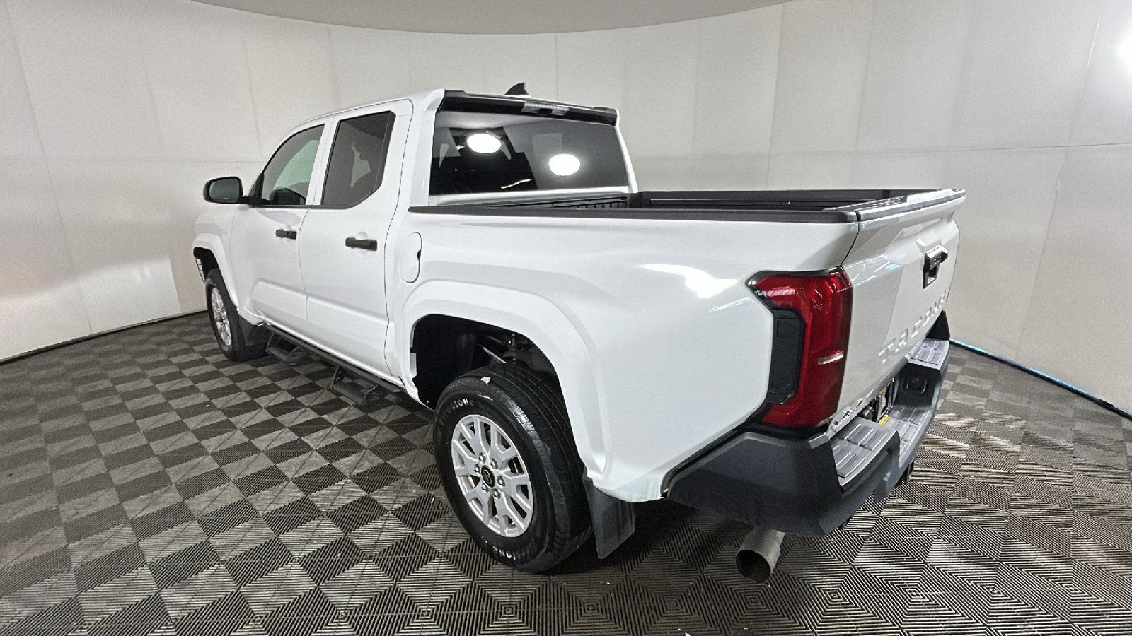 Used 2024 Toyota Tacoma SR AWD/4WD image 5