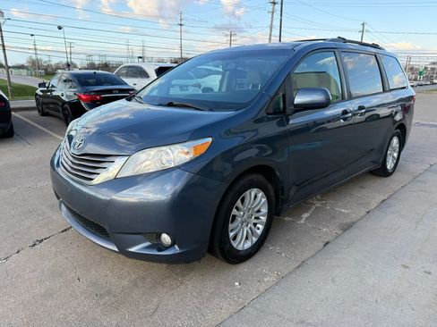 Used 2016 Toyota Sienna XLE Premium image 6