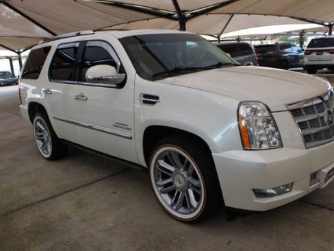 Used 2011 Cadillac Escalade Platinum image 1