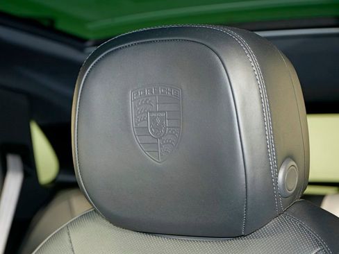 Certified 2022 Porsche Cayenne Platinum Edition image 17