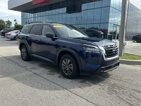 Used 2025 Nissan Pathfinder SV FWD image 4