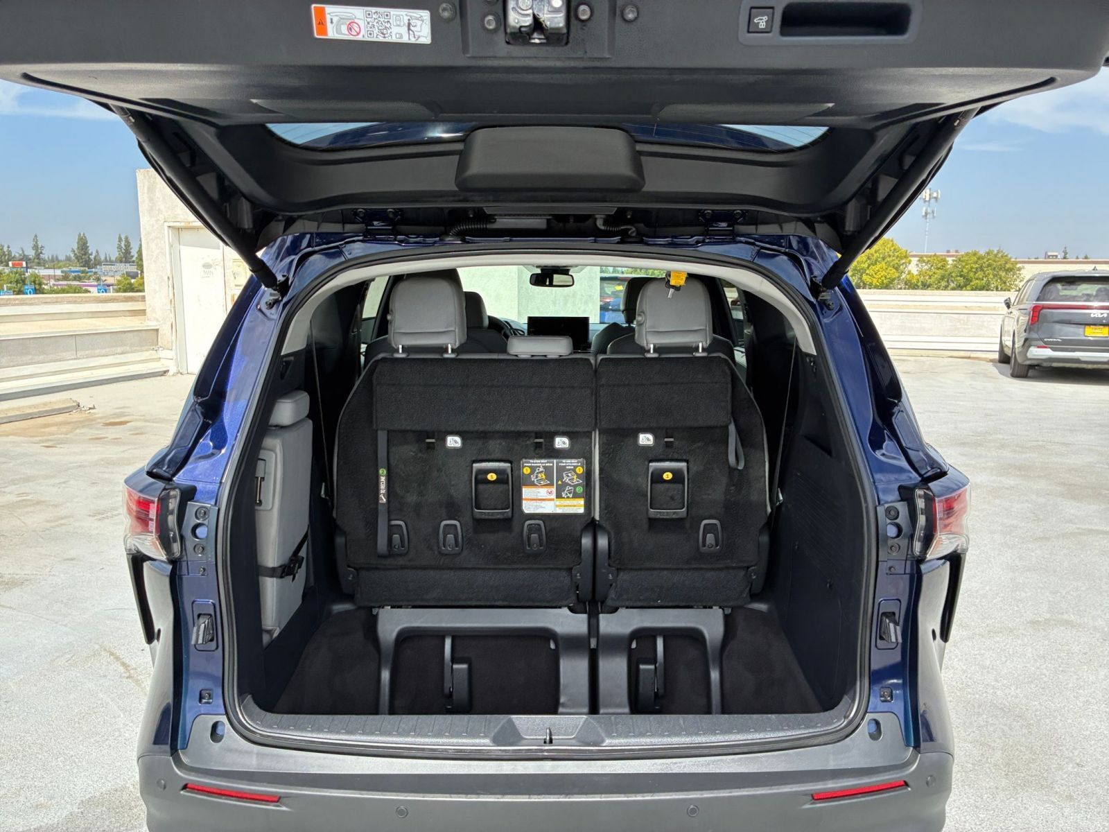 Used 2025 Toyota Sienna XLE FWD image 33