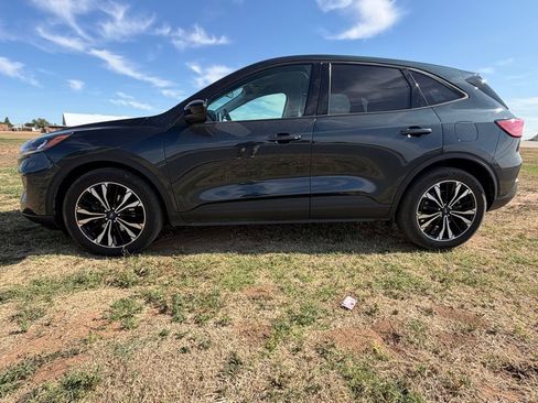 Used 2022 Ford Escape SE w/ SE Sport Appearance Package image 2