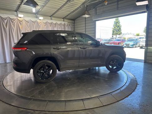 Used 2022 Jeep Grand Cherokee Altitude AWD/4WD image 4