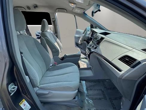 Used 2014 Toyota Sienna L FWD image 13