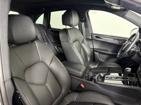 Certified 2025 Porsche Macan AWD/4WD image 16