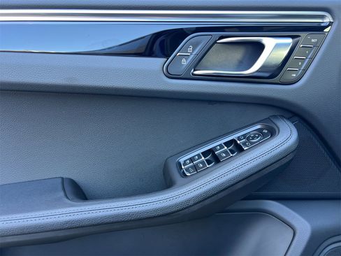 Used 2025 Porsche Macan image 12