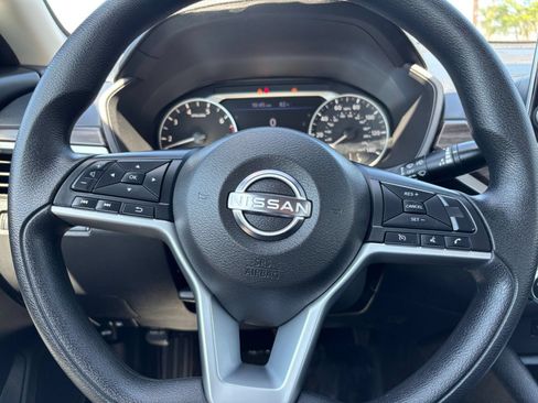 Used 2025 Nissan Altima 2.5 SV FWD image 24