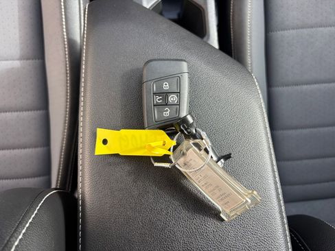 Used 2025 Volkswagen Jetta SE image 22