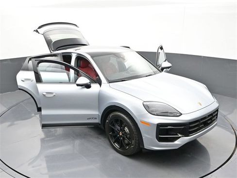 Used 2025 Porsche Cayenne GTS image 33