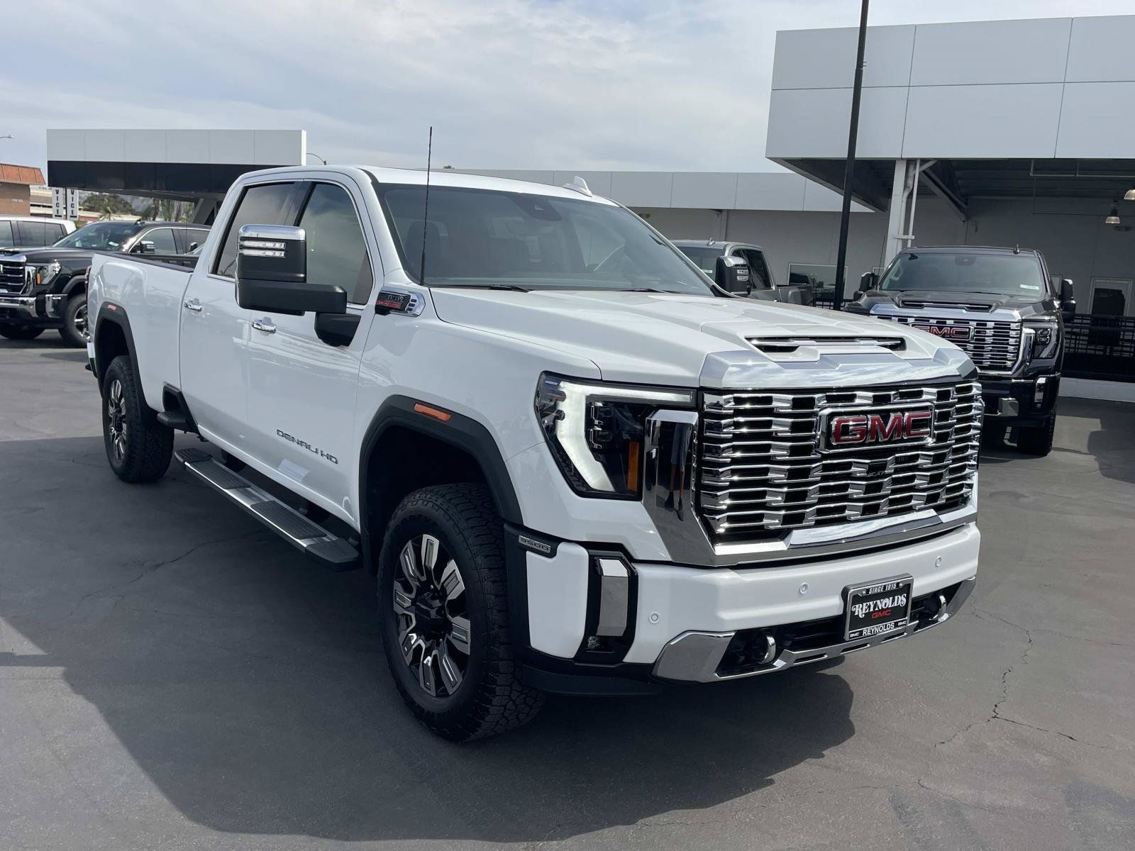 New 2026 GMC Sierra 3500 Denali w/ Denali Reserve Package AWD/4WD image 3