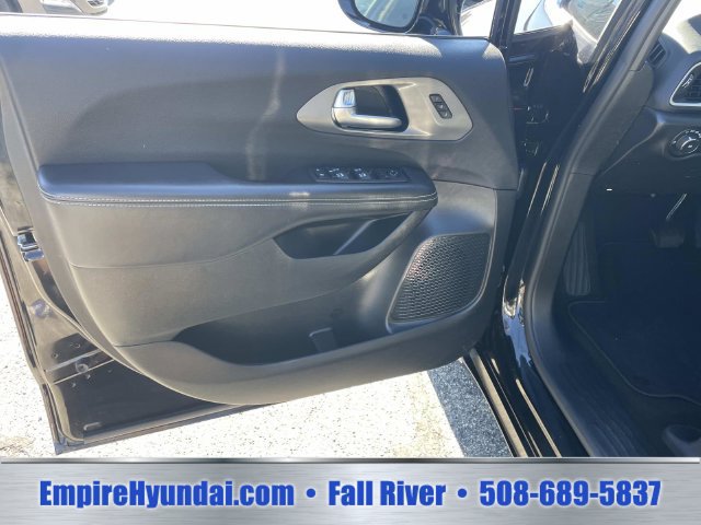 Used 2025 Chrysler Pacifica Select FWD image 18