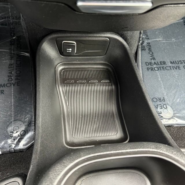 Used 2025 Chrysler Pacifica Select FWD image 34