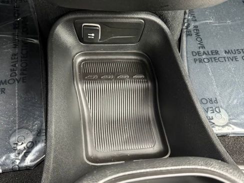 Used 2025 Chrysler Pacifica Select image 34