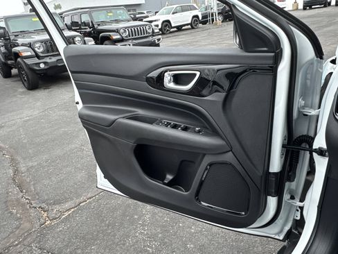 New 2026 Jeep Compass Latitude image 16