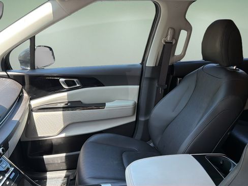 Used 2023 Kia Carnival EX FWD image 12