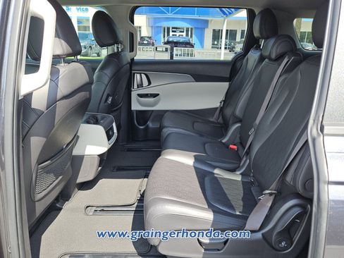 Used 2023 Kia Carnival LX FWD image 11