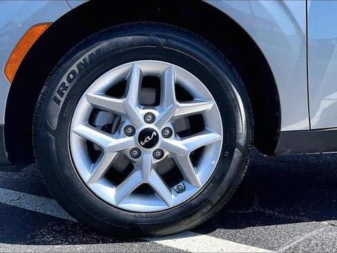 Used 2025 Kia Soul LX w/ LX Technology Package FWD image 9