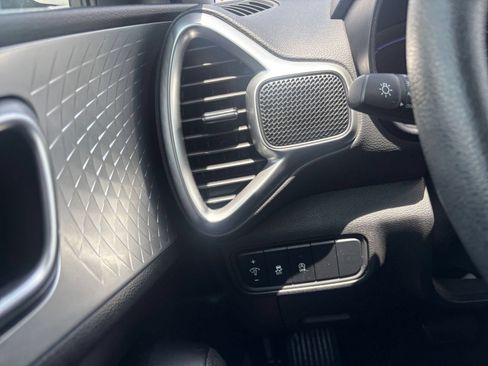 Used 2025 Kia Soul LX w/ LX Technology Package FWD image 32