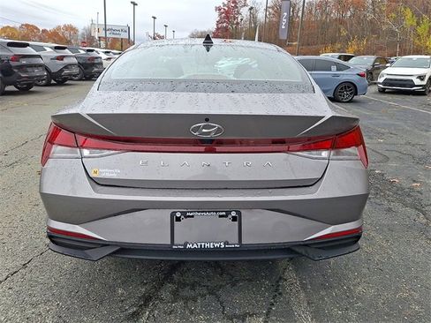 Used 2023 Hyundai Elantra SEL w/ Winter Weather Package image 5