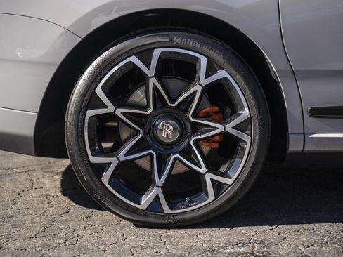 Used 2023 Rolls-Royce Cullinan Black Badge w/ Leather Finishing Pack image 11